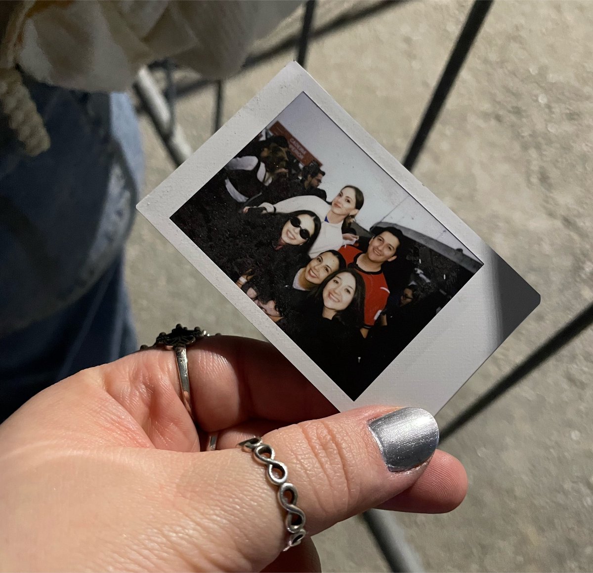 tabathalacerda's tweet photo. 🚨ATENÇÃO QUEM FOI NO SHOW DO HARRY STYLES DIA 24 DE JULHO NO MORUMBIS🚨

Eu encontrei essa instax linda no chão perto do ponto de encontro da AS Brasil, e eu imagino que queiram de volta de lembrança 🥺

Me ajudem a espalhar até chegar em um desses da foto? 🫶🏻 https://t.co/YzPv4JyWZh