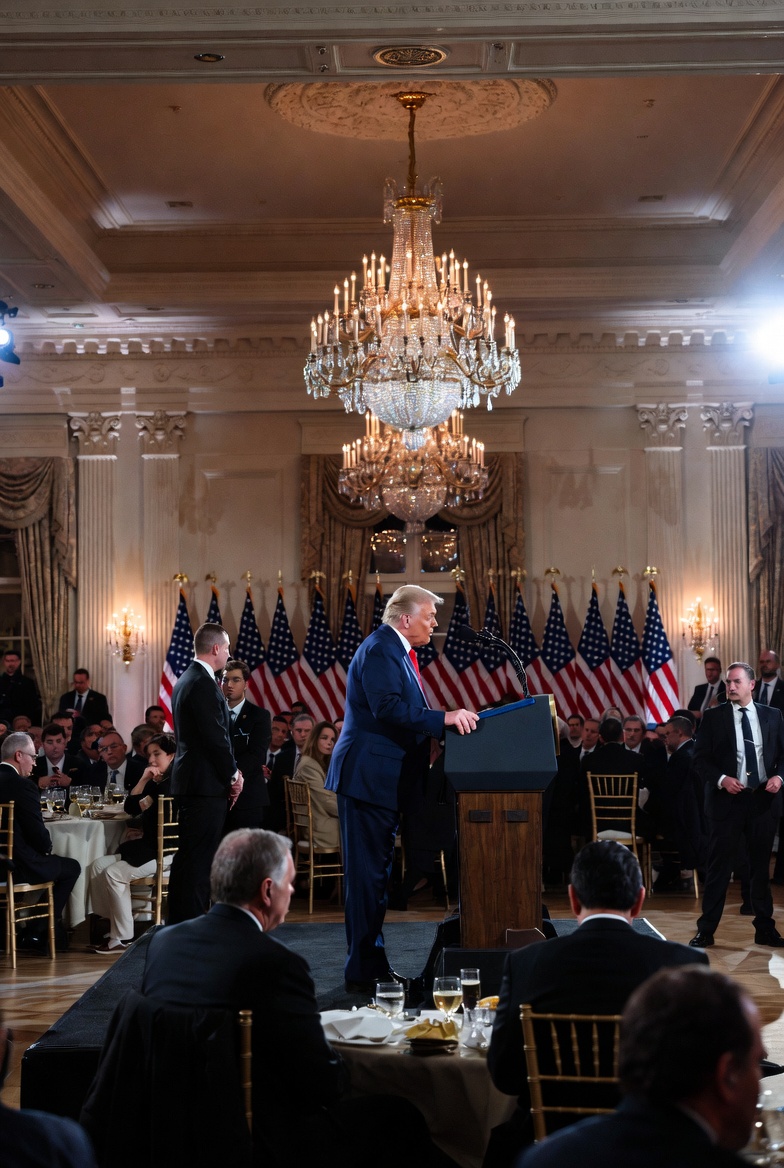 vivi1359081's tweet photo. President Trump delivers fiery remarks at the rescheduled White House Correspondents' Dinner at Waldorf Astoria, joking about the April incident and roasting familiar foes. 'The press is free... but not always accurate!' Security tight after last time. 🇺🇸 #WHCD #Trump https://t.co/e73CbDJjWf