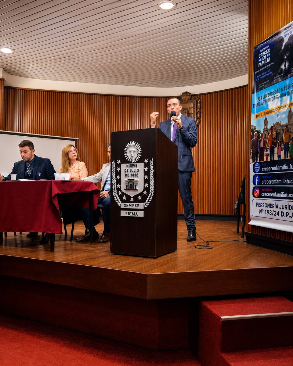 VillalobosAtlas's tweet photo. OBSTRUCCIÓN DE VÍNCULOS Y FALSAS DENUNCIAS: UNA REALIDAD QUE ROMPE FAMILIAS Y DAÑA A NUESTROS HIJOS

El 23 de julio tuve el honor de brindar la disertación principal en el Honorable Concejo Deliberante de San Miguel de Tucumán, en el marco del conversatorio organizado junto a la Fundación Crecer en Familia.

Agradezco especialmente a la Fundación y a su presidente, el Prof. Federico Quevedo, por la convocatoria, la confianza y el compromiso permanente con la infancia, las familias y los vínculos afectivos.

Durante el encuentro hablamos de una realidad profundamente dolorosa: niños que esperan volver a abrazar a su padre o a su madre, abuelos privados de compartir la vida con sus nietos y familias atravesadas por la obstrucción de vínculos, el impedimento de contacto y las falsas denuncias en contextos de alta conflictividad.

Detrás de cada expediente existe una historia humana. Por eso, estos casos requieren mucho más que conocimiento jurídico: exigen preparación, sensibilidad, estrategia, prudencia y una mirada integral que articule el derecho penal, el derecho de familia y los derechos humanos.

También reafirmamos que las verdaderas víctimas deben ser protegidas y que toda denuncia debe investigarse con seriedad. Pero, al mismo tiempo, deben garantizarse la presunción de inocencia, el derecho de defensa y el debido proceso.

Asumo esta convocatoria con profunda humildad y como una nueva responsabilidad: continuar visibilizando esta problemática, acompañando a las familias y trabajando para que la infancia sea verdaderamente colocada en el centro de cada decisión.

Gracias a Tucumán y a todas las personas que transformaron su dolor en conciencia.

Los hijos no se divorcian.
La infancia no puede quedar rehén del conflicto adulto.
Defender los vínculos sanos también es defender la identidad, la justicia y la paz.

Dipl. Mg. Dr. Roberto Villalobos Atlas
Abogado penal y de familia · Abogado en Derechos Humanos · Abogado del Niño

#RobertoVillalobosAtlas #ObstruccionDeVinculos #FalsasDenuncias #DerechoDeFamilia #AbogadoPenal AbogadoDeFamilia DerechosHumanos Infancia Familia Tucuman FundacionCrecerEnFamilia