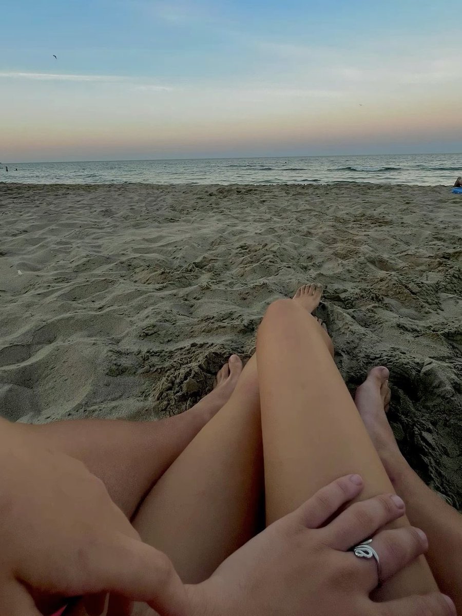 havennsky's tweet photo. 🔞 cw: exhibitionism / public sex

hari kedua staycation sama om caleb, liburan ke pantai masa gak berenang?

walau badan kamu pegel habis digenjot om caleb malemnya, paginya kamu udah siap pake bikini yang diem-diem kamu selipin di tas tentengmu.

“om caleb! gimana? bagus gak?” https://t.co/xizHjSZgtE