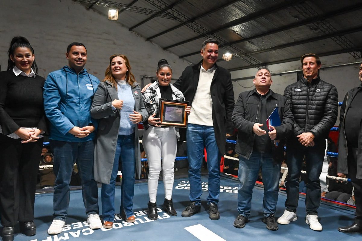 miguelsiciliano's tweet photo. ¡GRAN VELADA DE BOXEO EN ESTACIÓN JUÁREZ CELMAN!

¡Junto a la vicegobernadora @myriprunotto acompañamos una nueva noche de boxeo con Futuros Campeones Cordobeses! 

Este programa de la Agencia Córdoba Deportes busca promover el desarrollo del boxeo en Córdoba, acompañando a las escuelas y generando instancias para que los deportistas puedan competir y adquirir experiencia. 

La iniciativa se lleva adelante en conjunto con la Federación Cordobesa de Box y la Asociación Civil de Técnicos de Boxeo de Córdoba. En esta ocasión disfrutamos de una gran velada en el Club Atlético Juventud Unida de #JuárezCelman, donde además reconocimos a Raúl "La Pepa" Tabares, Cintia "La Panterita" Castillo y a Fabián Silva, por sus trayectorias y aportes en el mundo del #boxeo.

Seguimos apoyando al #deporte como pilar de la contención social y motor del desarrollo humano.

#HacerParaCrecer #FuturosCampeonesCordobeses #Córdoba