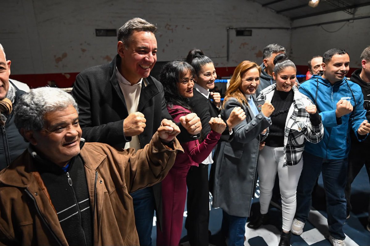 miguelsiciliano's tweet photo. ¡GRAN VELADA DE BOXEO EN ESTACIÓN JUÁREZ CELMAN!

¡Junto a la vicegobernadora @myriprunotto acompañamos una nueva noche de boxeo con Futuros Campeones Cordobeses! 

Este programa de la Agencia Córdoba Deportes busca promover el desarrollo del boxeo en Córdoba, acompañando a las escuelas y generando instancias para que los deportistas puedan competir y adquirir experiencia. 

La iniciativa se lleva adelante en conjunto con la Federación Cordobesa de Box y la Asociación Civil de Técnicos de Boxeo de Córdoba. En esta ocasión disfrutamos de una gran velada en el Club Atlético Juventud Unida de #JuárezCelman, donde además reconocimos a Raúl "La Pepa" Tabares, Cintia "La Panterita" Castillo y a Fabián Silva, por sus trayectorias y aportes en el mundo del #boxeo.

Seguimos apoyando al #deporte como pilar de la contención social y motor del desarrollo humano.

#HacerParaCrecer #FuturosCampeonesCordobeses #Córdoba