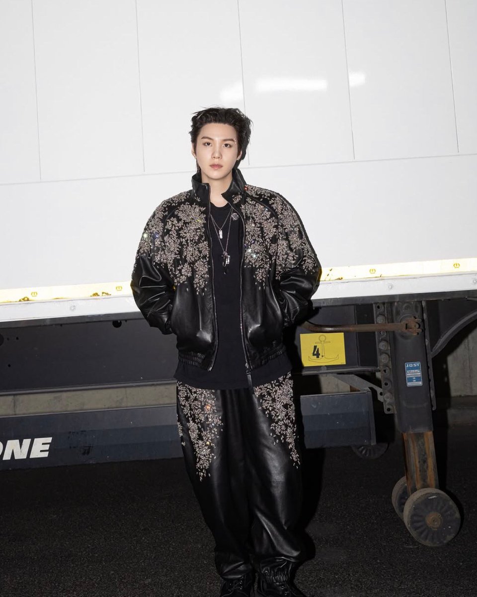 TheStandardPOP's tweet photo. GIVENCHY FOR SUGA ลุคคัสตอมพิเศษที่คอนเสิร์ต BTS ณ Stade de France

ไม่บ่อยนักที่ Sarah Burton ครีเอทีฟไดเรกเตอร์ของ Givenchy จะทำชุดคัสตอมพิเศษให้นักร้องระดับโลกใส่แสดงบนเวทีคอนเสิร์ต แต่สำหรับ ARIRANG World Tour ของ BTS ที่สนามกีฬา Stade de France เมื่อวันที่ 17 และ 18 กรกฎาคมที่ผ่านมา ทางดีไซเนอร์หญิงคนเก่งชาวอังกฤษก็ได้ทำให้ SUGA

โดย SUGA ได้ใส่ 2 ชุดของ Givenchy ประกอบไปด้วย ชุดวอร์มหนังสีดำที่ปักลายด้วยเชือกสีทองบิดเกลียว ไข่มุก และคริสตัล

สวมคู่กับเสื้อยืดผ้าฝ้ายสีดำปักลาย สร้อยคอ Givenchy Tape และสร้อยคอ Givenchy Pin ส่วนชุดที่ 2 ก็คือเสื้อเชิ้ตผ้าเดนิมปักลายดอกไม้ สวมทับเสื้อยืดสีขาวพิมพ์ลายที่ใส่คู่กับกางเกงทรง Cocoon

ภาพ: BIGHIT Music

#GIVENCHY
#SUGA #BTS
#TheStandardPop
