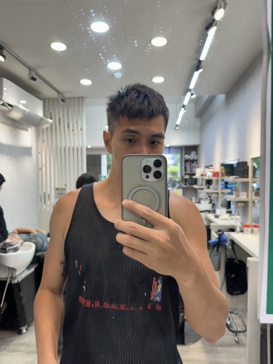 Vincent19880809's tweet photo. 剪個頭髮 Hair cut https://t.co/RwBRjgFnNN