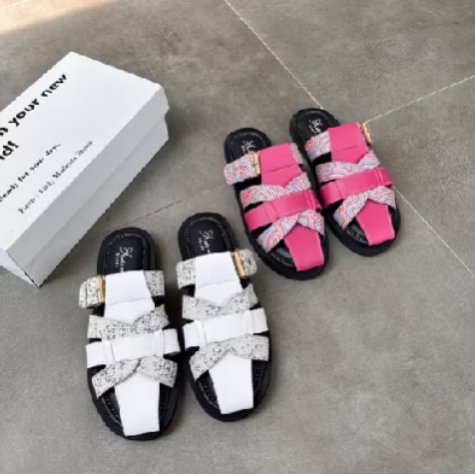 Septafitri63362's tweet photo. Cowokmu mungkin sering bikin pusing dan insecure...
Tapi sandal baru ini? Cuma bikin kamu jatuh cinta dan keliatan makin stunning di setiap langkah! 🥰🥿
https://t.co/s8xKDcCEZp https://t.co/2vE1t9EjUI