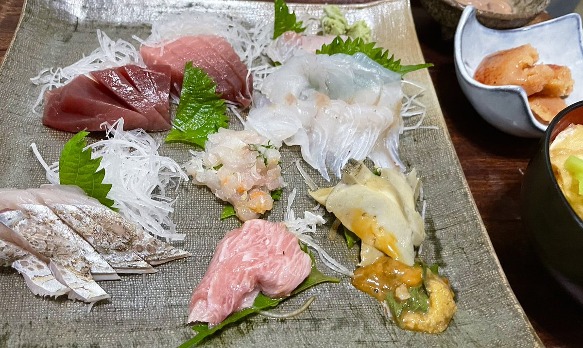 ErosPierrot's tweet photo. 店頭でパタパタと、うの字を焼いている
せわしない土用の丑な訳だが、
そちらは華麗にスルーし
いつもの通り、お造り系を購入し
フジロックをアマゾンライブで観ながらの
幸福な土曜昼ご飯(^^)
鯒美味し。 https://t.co/rzSnijeIkk