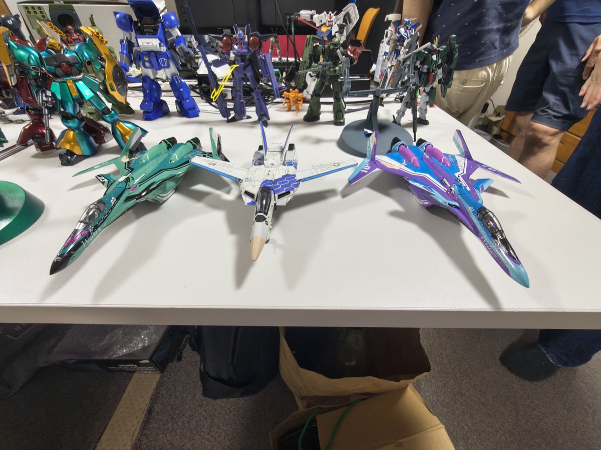 kotatuneko_rx78's tweet photo. 昨日は狸模型会に参加しました
作りかけのVF-31Jハヤテ機といつもの美雲カラー機を持参
812さんのレイナカラー機とぷちあっくがいさんのミンメイガードとのバルキリー合わせ楽しかったです♪ https://t.co/Cebxc1SaBh