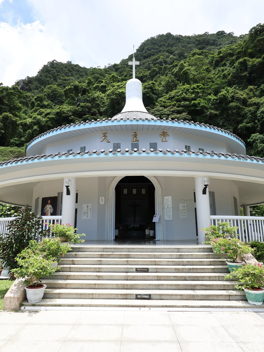 Elton5356's tweet photo. 五峰旗瀑布山形狀似國劇道具中的三角大旗, 故名「五峰旗」, 為宜蘭著名的「蘭陽十景」之一! 
1980年11月9日, 5名非教友登山客黑夜下山遇險, 最後平安返抵山下, 為了感念聖母, 幾人之後回到山腳處立建亭立碑, 後各方教友努力奔走資助2005年10月, 聖母朝聖地聖堂終於落成啟用!
https://t.co/r7cG98mAE7 https://t.co/w4AaxS72mK