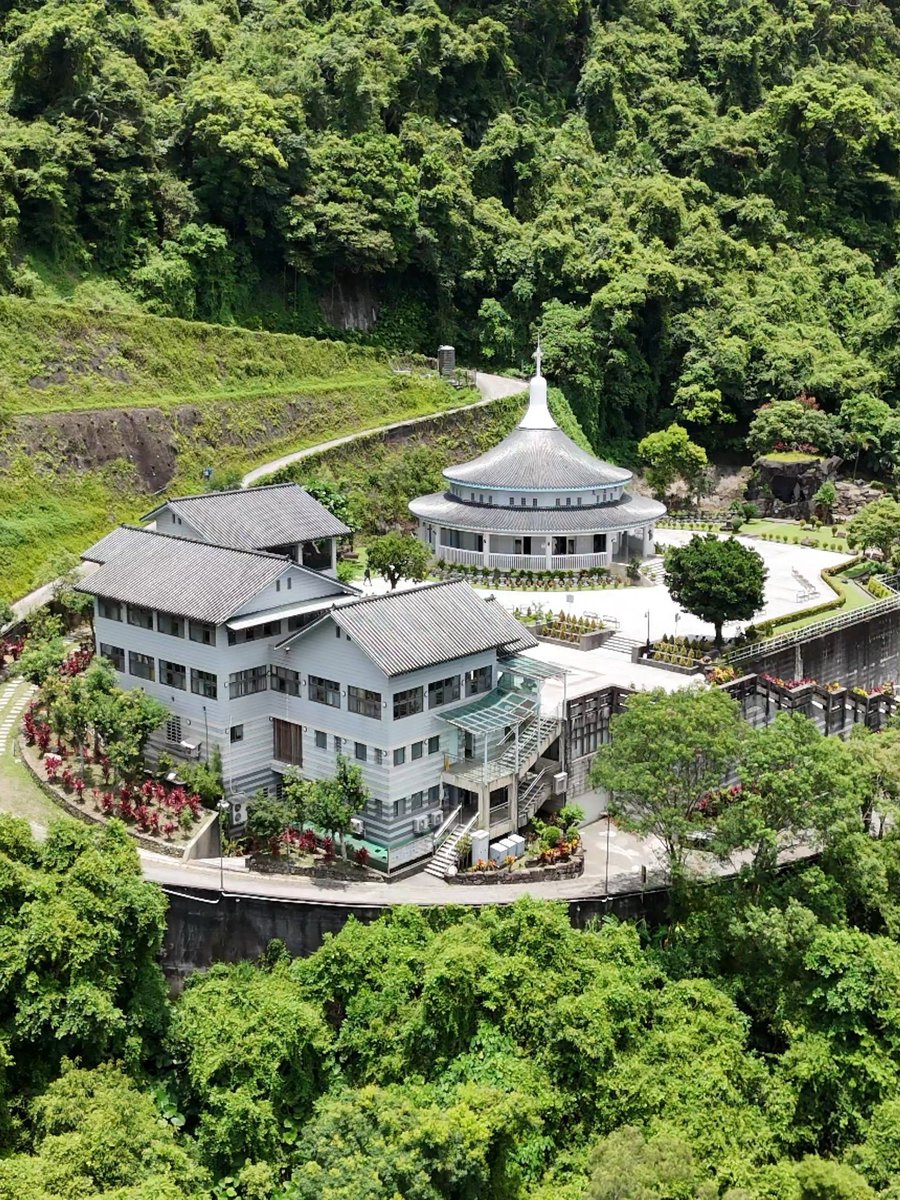 Elton5356's tweet photo. 五峰旗瀑布山形狀似國劇道具中的三角大旗, 故名「五峰旗」, 為宜蘭著名的「蘭陽十景」之一! 
1980年11月9日, 5名非教友登山客黑夜下山遇險, 最後平安返抵山下, 為了感念聖母, 幾人之後回到山腳處立建亭立碑, 後各方教友努力奔走資助2005年10月, 聖母朝聖地聖堂終於落成啟用!
https://t.co/r7cG98mAE7 https://t.co/w4AaxS72mK