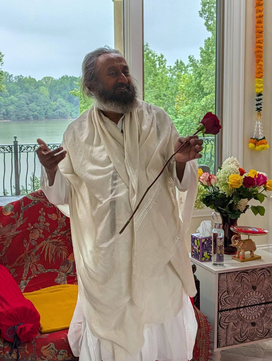 prince_makhecha's tweet photo. आध्यात्म की आवश्यकता रोज़मर्रा की ज़िंदगी में ही सबसे अधिक है। हिमालय की कंदराओं में बैठने वालों को आध्यात्म की कोई ज़रूरत नहीं है। जो बाज़ार में जाएगा उसे ही तो पैसे की ज़रूरत पड़ेगी। मरुभूमि में पैसे ले जाने की ज़रूरत है। रोज़मर्रा की जिंदगी में तरह-तरह के लोगों से मिलना पड़ता है। ज़िम्मेदारियाँ उठानी पड़ती हैं। ऐसे में आध्यात्म का बल बहुत ज़रूरी है।
@Gurudev