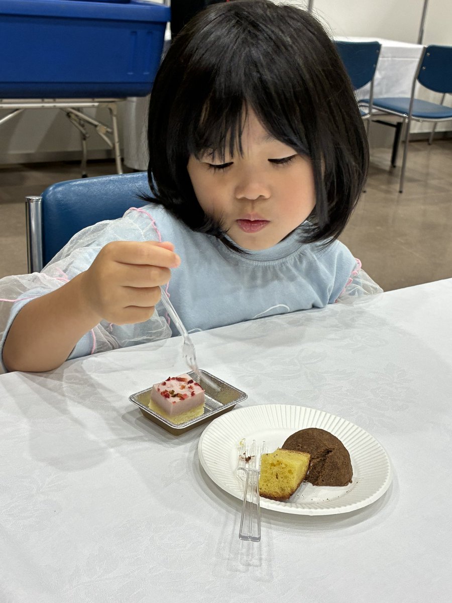 natukisan03's tweet photo. デザートばっかり食べてお腹いっぱいになったらしい😋 https://t.co/ag8dwRsxig