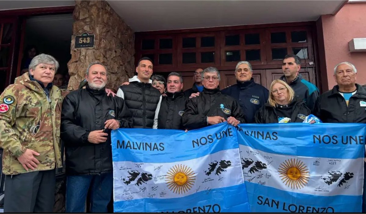 ahoranotiok's tweet photo. Scaloni recibió a veteranos de Malvinas de San Lorenzo en un emotivo encuentro en Pujato

Lionel Scaloni compartió un emotivo encuentro con integrantes del Centro de Veteranos de Guerra de Malvinas de San Lorenzo, Santa Fe https://t.co/3froAF0dHh