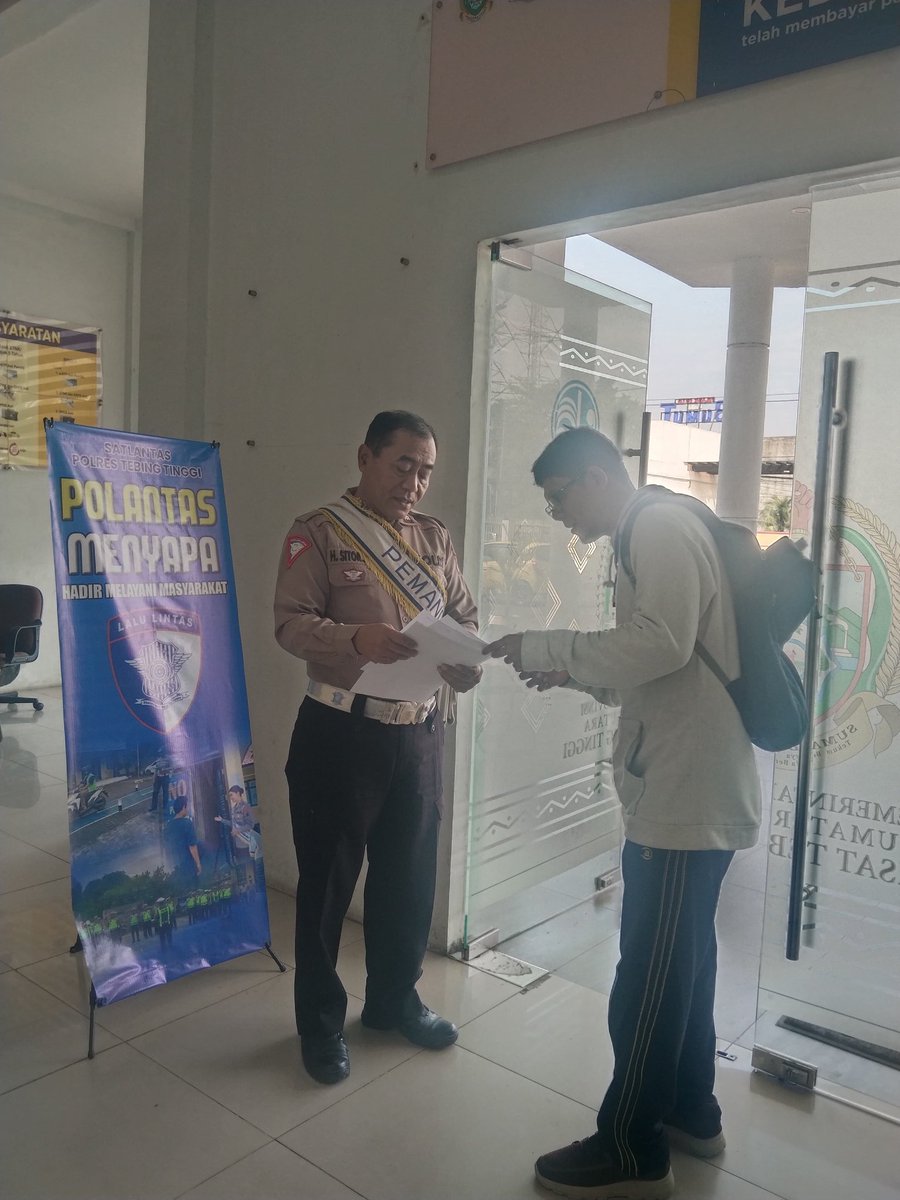 Lantastebing's tweet photo. Polantas menyapa
Personel Satlantas Polres Tebing Tinggi Memberikan informasi Pelayanan kepada masyarakat wajib pajak Pada Samsat Tebing Tinggi. https://t.co/n6heIvroJP