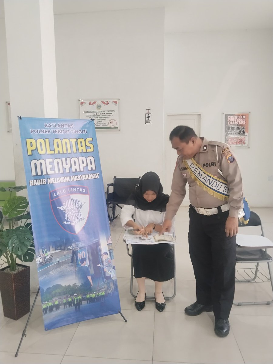 Lantastebing's tweet photo. Polantas menyapa
Personel Satlantas Polres Tebing Tinggi Memberikan informasi Pelayanan kepada masyarakat wajib pajak Pada Samsat Tebing Tinggi. https://t.co/n6heIvroJP