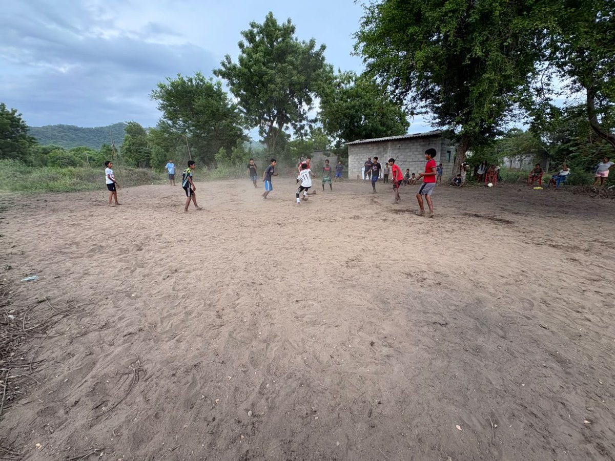 VickyBernal23_'s tweet photo. Espacios Activos en comunidades Afromexicanas #Costa #Villadetututepec @DEPORTE_GobOax @SanVillalobo_S con el programa #Activateoaxaca y @FundacionAHHO @alfredoharphelu @FAHHdeporte llevando⚽ felicidad, actividad física y deportiva a comunidades⚽ marginadas⚽ retas de fútbol ⚽ https://t.co/f01f4ONI85