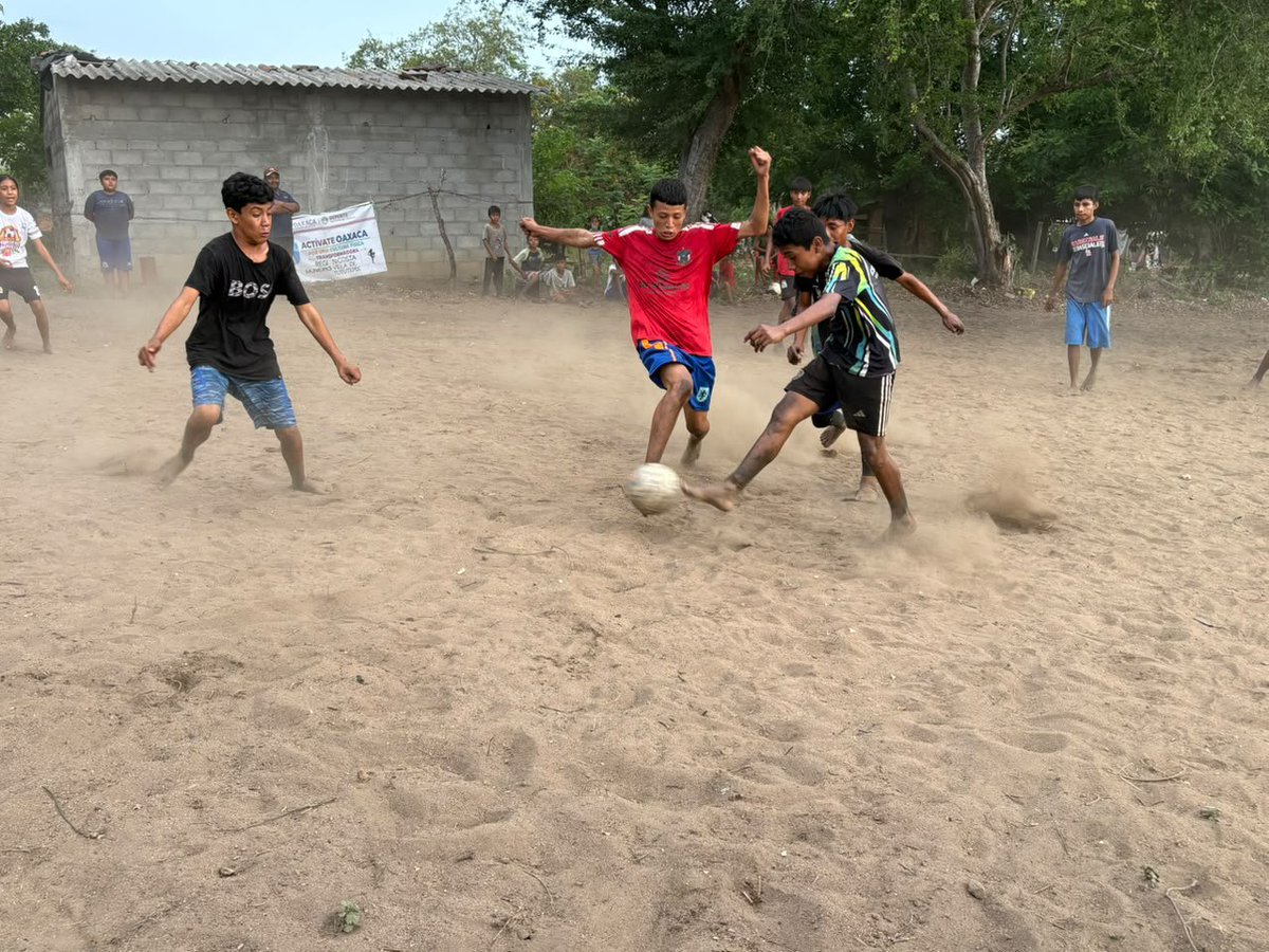 VickyBernal23_'s tweet photo. Espacios Activos en comunidades Afromexicanas #Costa #Villadetututepec @DEPORTE_GobOax @SanVillalobo_S con el programa #Activateoaxaca y @FundacionAHHO @alfredoharphelu @FAHHdeporte llevando⚽ felicidad, actividad física y deportiva a comunidades⚽ marginadas⚽ retas de fútbol ⚽ https://t.co/f01f4ONI85