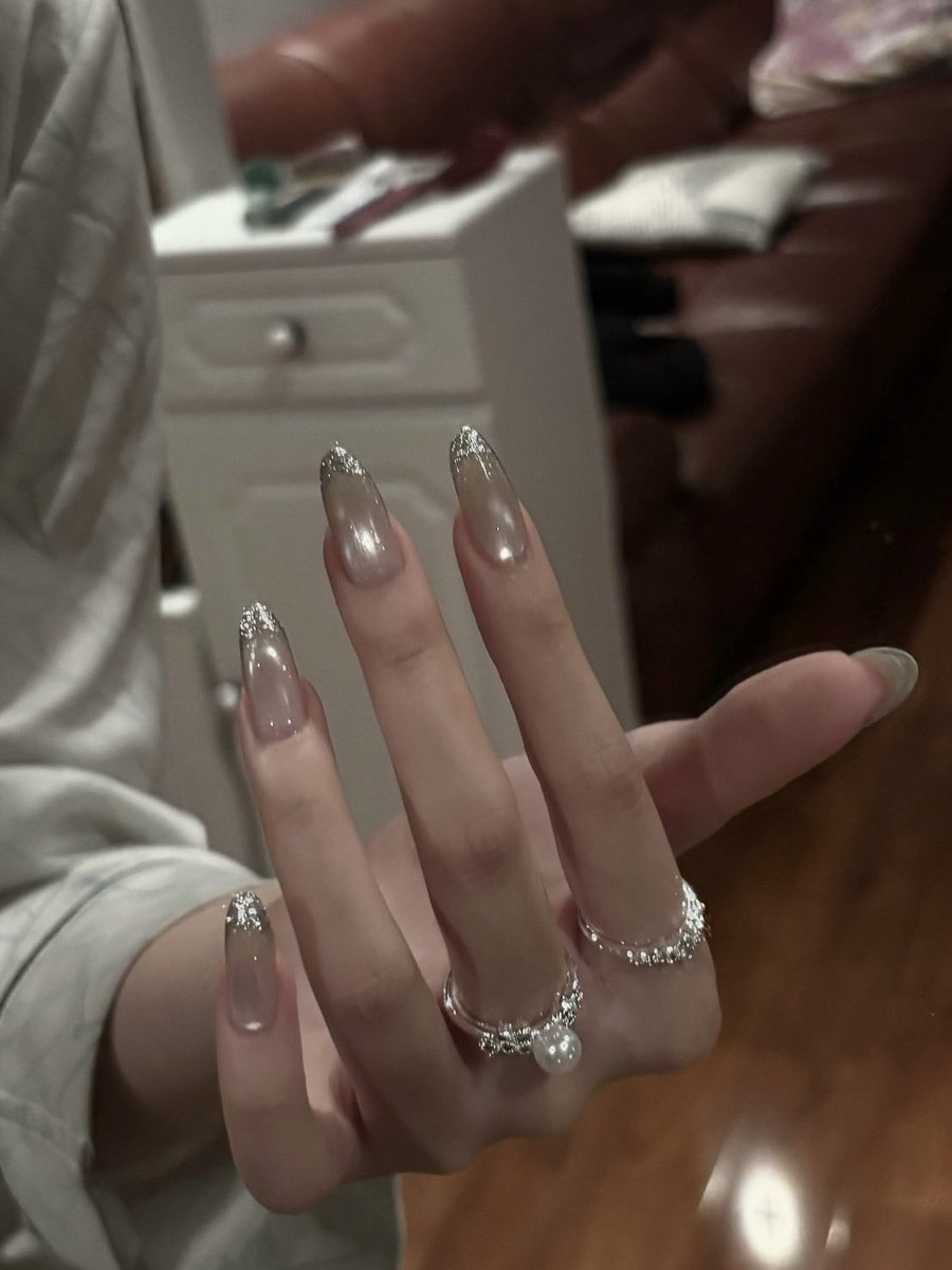 nail__memo's tweet photo. ガラスフレンチ可愛すぎてキレそう💢💢 https://t.co/aoA6b8UC6P