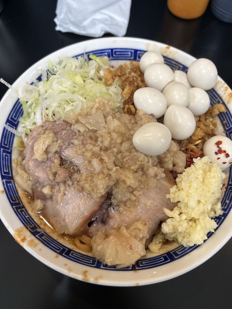 yasuhito_ssk's tweet photo. 今日は先週に続いてハイパーファットンさんで汁なしすぱめーん特盛🍜🌶️🧄🥚10
暑さ跳ね飛ばしながら元気チャージ👊
でも、話した事無かったけどタムさん辞めちゃうって聞いたらあの子かな？って思ってた子だった、、、最後に毎度のお礼が出来て嬉しかったっす🙏✨
次のステージで羽ばたいてください✨ https://t.co/KN3D9Oh5Kd