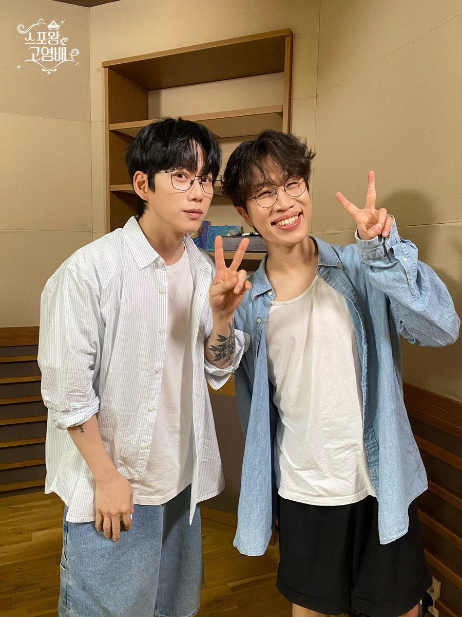 spokingko's tweet photo. 스포왕 고영배 오늘 방송 세줄 스포✨

1. 10CM의 <그라데이션> 공동작업자인 
권정열과 고영배, 저작권료로 서로 다른 '맛'을 보다.
2. 권정열 피셜 
“보컬계에서 화제인 사람? 불혹 넘어서 득음한 고영배”
3. 고영배 피셜
 “우리의 관계는, 권정열이 집착해서 유지된 사이” https://t.co/3CEsadhncI