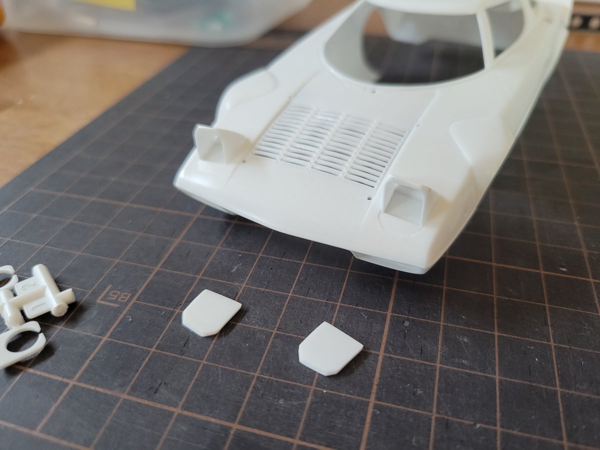 Pochiro1971's tweet photo. ハセガワ　1/24　ランチアストラトス1977サファリ　製作中です。
ボディの処理と、外装部品のフィッティング中です。実車資料と見比べながら色々と手を加える部分を確認しております。

#ハセガワ　#ランチアストラトス　#サファリラリー　#カーモデル　#ラリーカー https://t.co/6zRgmikQhh