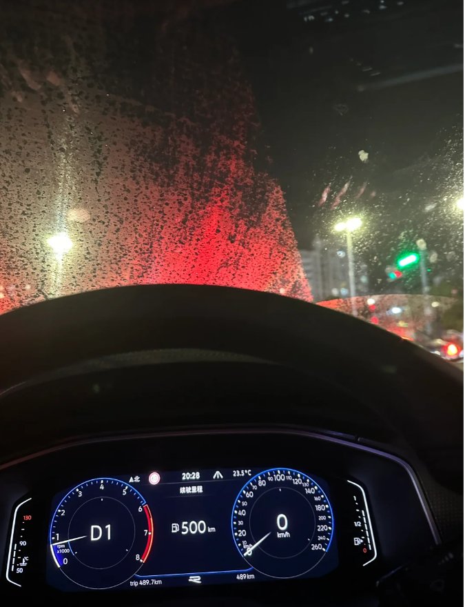 IsabelHart27415's tweet photo. Just missed the last bus, freezing in the rain when a stranger pulled over, offered me a warm ride home—small act that turned a tough day around. https://t.co/68MAidKOL9