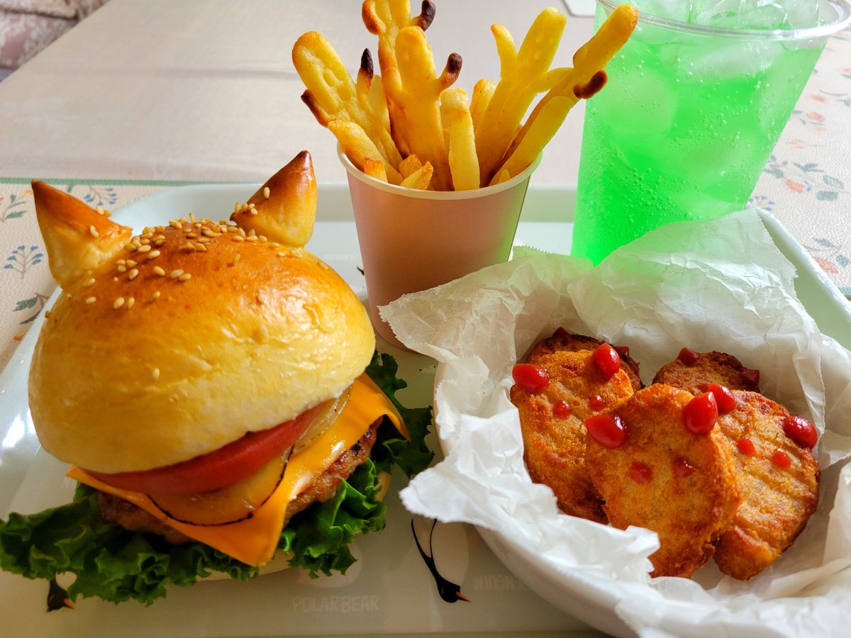 yakouseisheep's tweet photo. くるくるバーガーのハンタスマセットテイクアウトしてきた～😋
デザートのマカロン在庫切れだった、人気っぽい🥺 https://t.co/XitFuAsij1