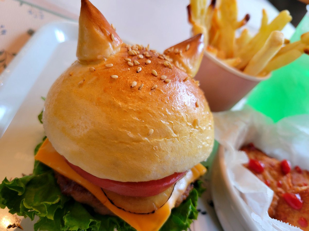 yakouseisheep's tweet photo. くるくるバーガーのハンタスマセットテイクアウトしてきた～😋
デザートのマカロン在庫切れだった、人気っぽい🥺 https://t.co/XitFuAsij1