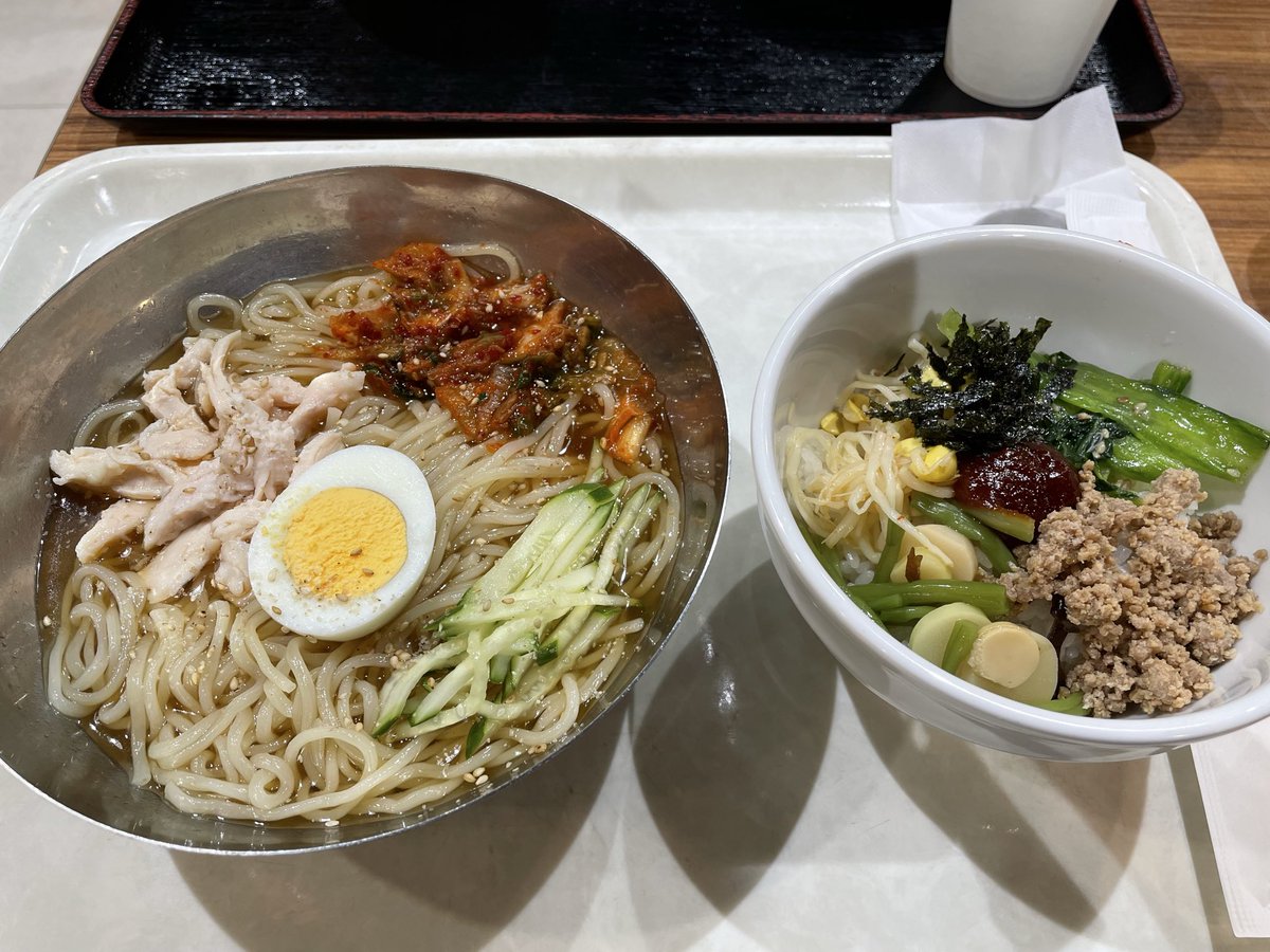 LoveactuallyM's tweet photo. 1日早めに、鰻食べようと思って、念の為11時に着くように行ったのに、大行列、駐車場満車。2軒目もいっぱい。どこもいっぱいで、フードコートにたどり着く。
おもてたんとちがうーーー！鰻の口やのに！ https://t.co/dhiHDLWoeB