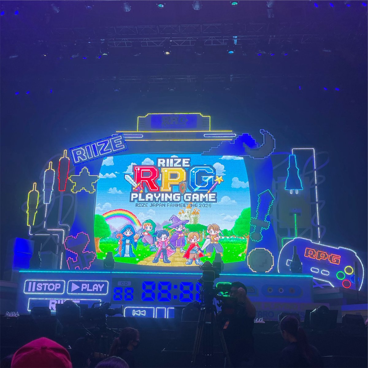 ZyXx1g's tweet photo. RIIZE JAPAN FANMEETING 2026 RPG - RIIZE PLAYING GAME -

🎮KOBE DAY2🎮

想像以上に暑すぎて大変だったけど
オフイベ以外では過去一の距離で
RIIZE眺めれたヨ😵‍💫💗銀テも取れて満足
RIIZEと過ごす夏~~Memories💙💙💙 https://t.co/ZPPsk4ax9z