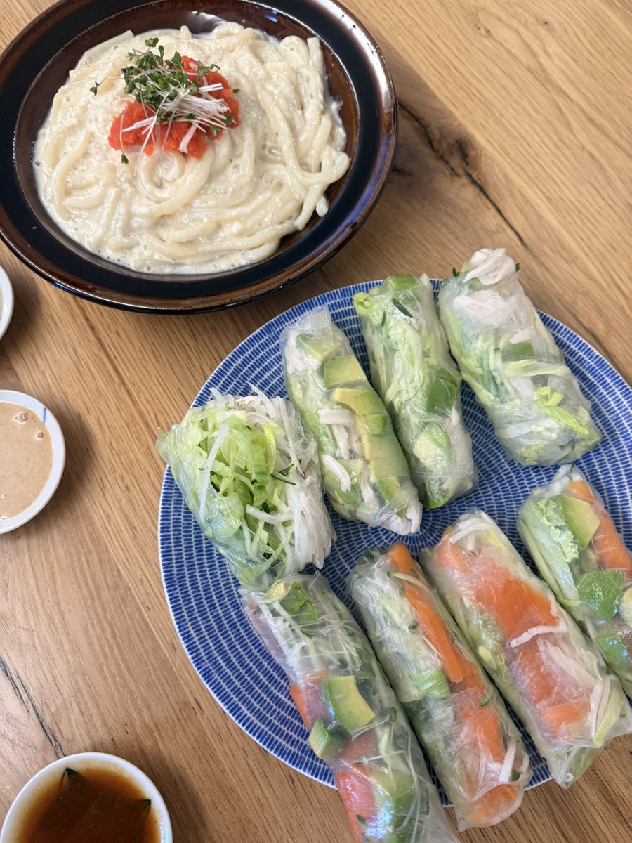 100yome100's tweet photo. なぜだろ？昨日食べすぎてないし、10時間も寝たのになぁ、そろそろ生理かな？

コングクス風うどん美味しかった！
生春巻きは一つパッカーーンしてるけど💥笑 https://t.co/QrLeOEB0tQ