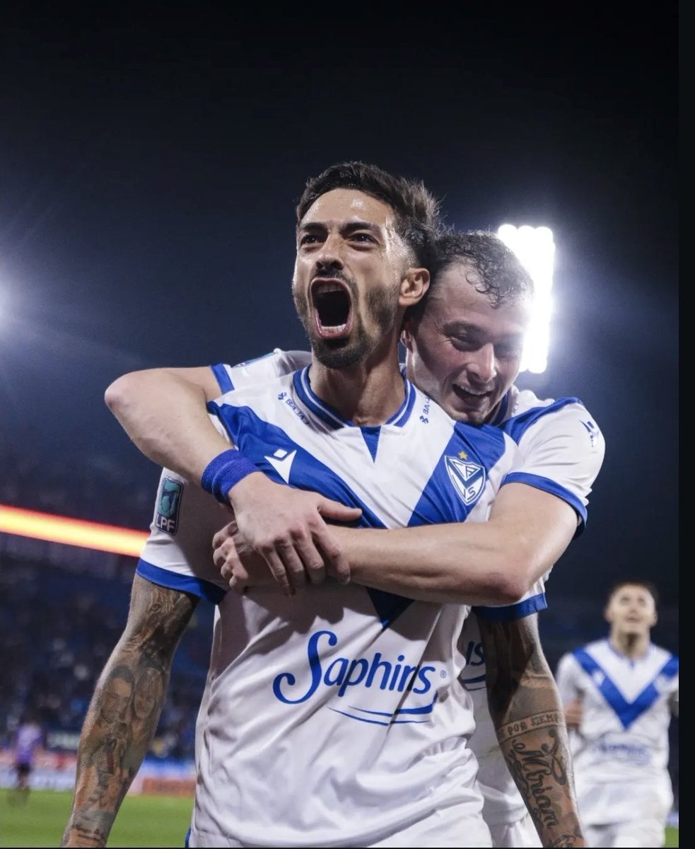 LPaganucci29's tweet photo. LA VERDADERA JERARQUÍA ⚽️

Hoy Manu Lanzini fue el mejor de #Vélez y le termina dando un triunfo que aún NO define para qué está el fortín en este campeonato.
 
Será tal cual como dice el técnico: se prepara partido tras partido..
3 puntos importantes con vistas a la tabla anual. https://t.co/0Br7hFTNPR