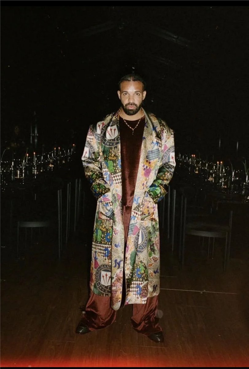 ykykyk123123's tweet photo. Drake in New Photo 📸 https://t.co/nzJqBbVYJQ