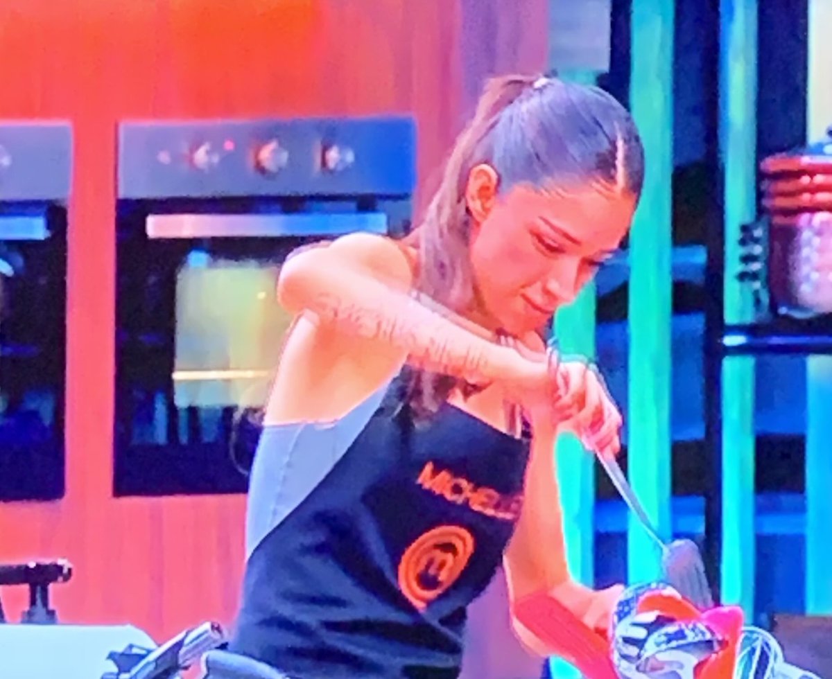 ivettep2014's tweet photo. #masteechefmx 
Porque le permiten a esta señorita traer el cabello suelto?
No se supone que lo deben traer recogido ? https://t.co/Bqtew16S51