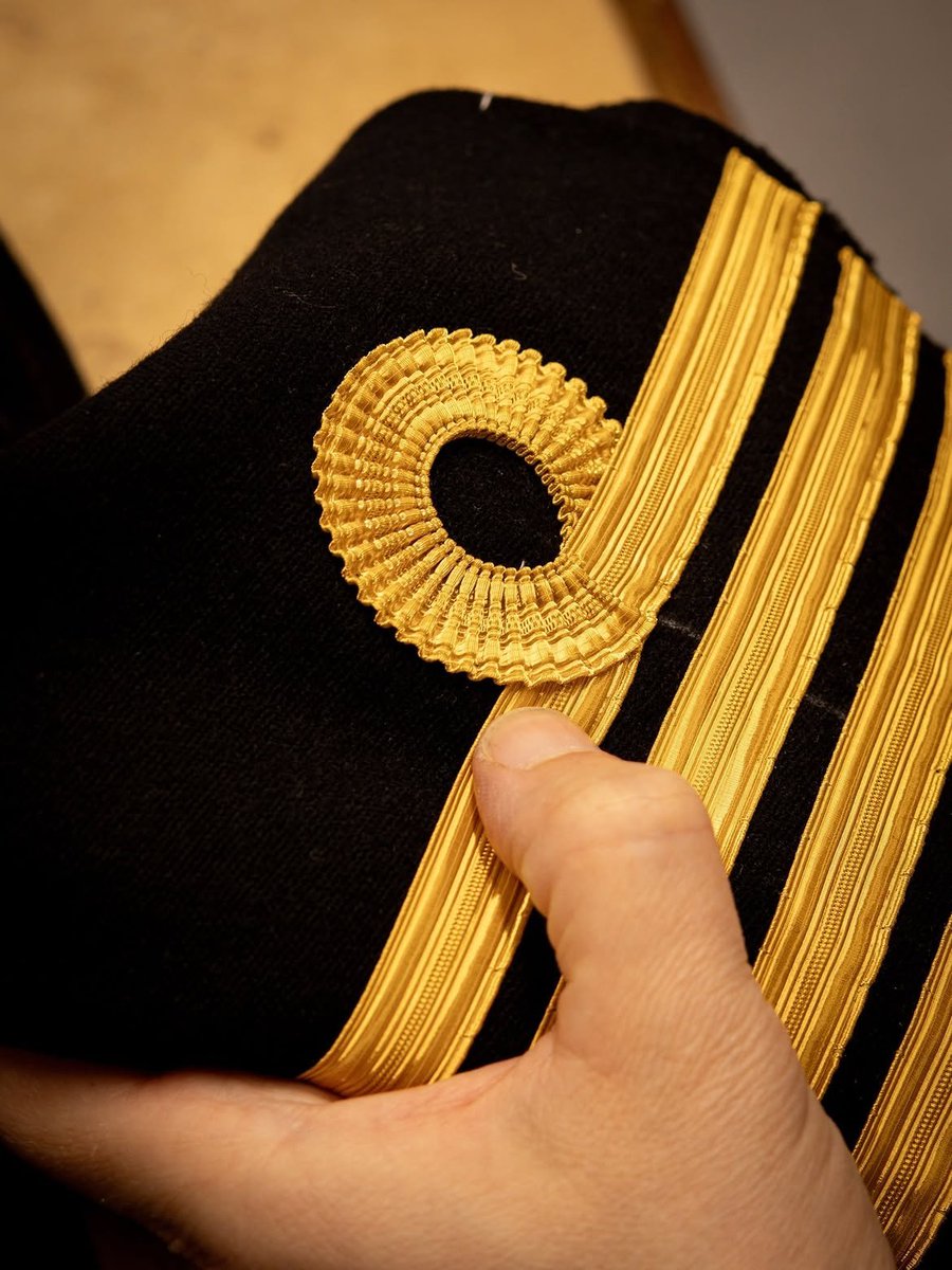 Hiro_Uniforme's tweet photo. 海軍の袖章はこのループが格好いいのだ。 https://t.co/TJVT3Qk34q