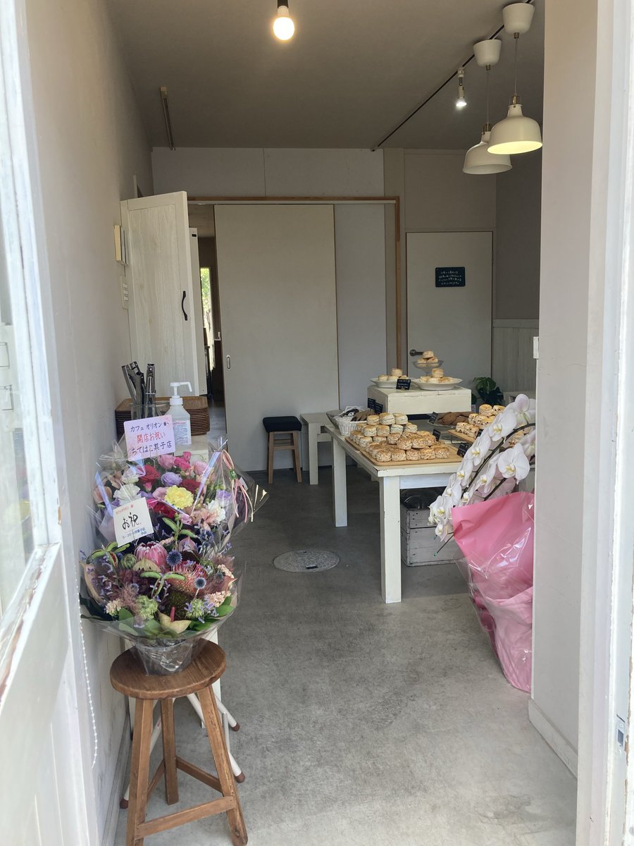 cattimenara's tweet photo. お外があまりに熱々なので、ドアを閉めて営業中です🚪
店内とても涼しくしています❄️ちょっと座ってお茶するスペースもございます。ホイップクリームをたっぷりのせたアイスロイヤルミルクティーいかがですか？ https://t.co/9Y0S7VxhzR
