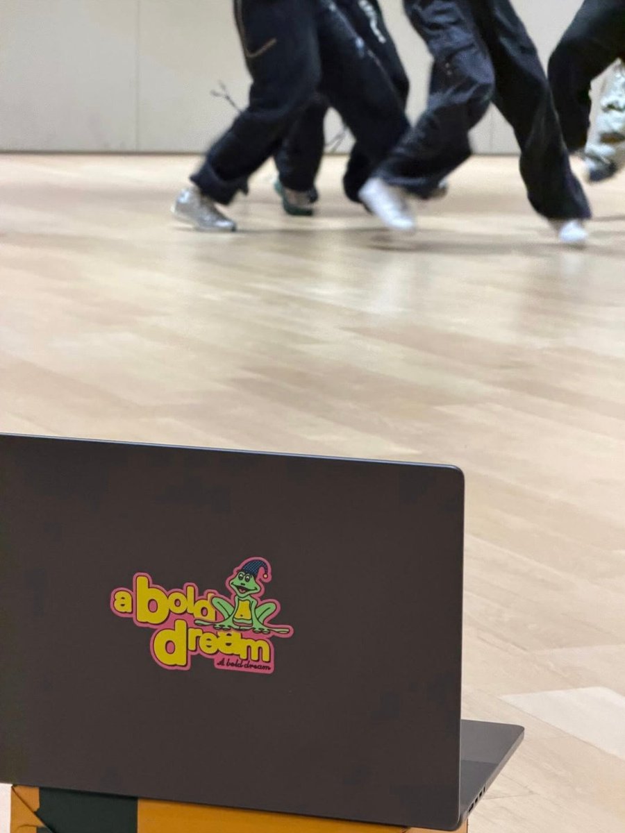 joshuafangirl's tweet photo. Little sneak peek. They didn't even show the full choreo, but the footwork already looks so sharp &amp; synchronized. If this is just a teaser, I can't imagine how amazing the full performance will be. #TUIDE is gonna own the stage 

#SEOHEE #SEOYEON #ELENA #JIA #SAKI #SEAH #YIHANI https://t.co/G2EXXCxjcl