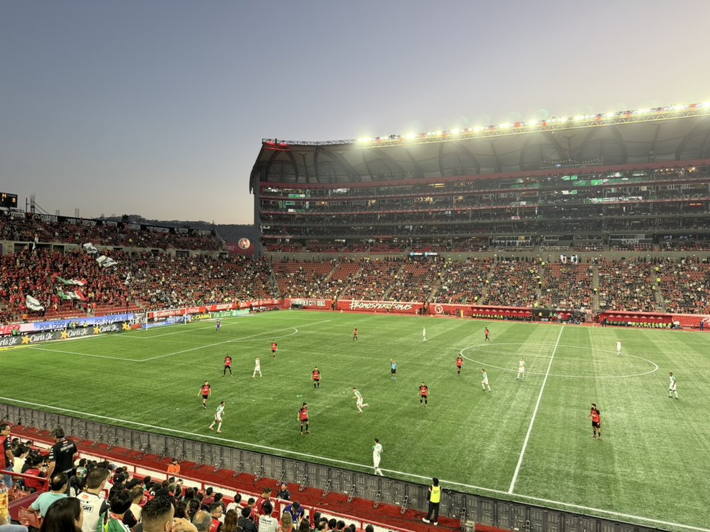 LouisRSOlenick's tweet photo. Otro torneo que empezó mal, nueva oportunidad de romper quinielas acá en la eternamente complicada tierra fronteriza. Urge una reacción puntual de mi @clubleonfc.
🦁💚🤍⚽️
#FieroViajero #LEOvsATS #AP26 #J1 @clubleon_en @TheLionsDenPod @daleleon_mx @Terr_Esmeralda @PacoVela14 https://t.co/0VfxhmBHvH