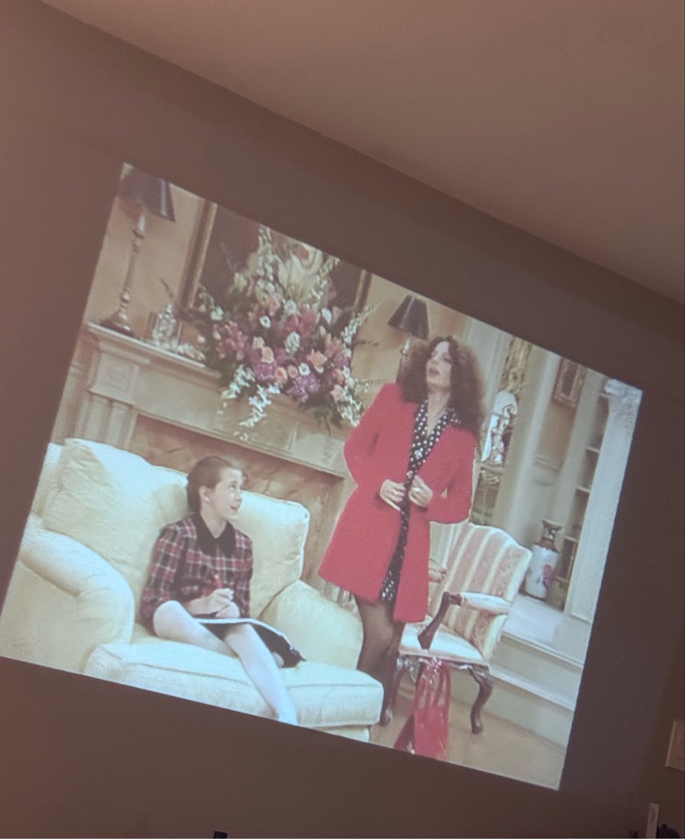 shutuupDee's tweet photo. Okay so projectors are actually cool asf . Buying one for sure. Great date night idea. https://t.co/3H5bXFYiDU