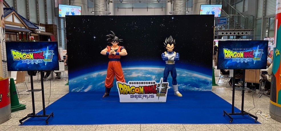DbsHype's tweet photo. Goku and Vegeta statues at Jump Carnival today to promote BEERUS anime! https://t.co/3mdtcnBYn1