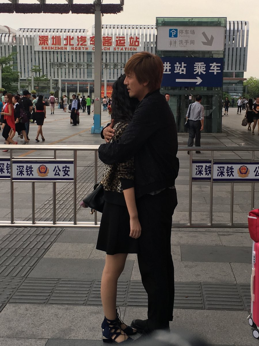 jameswang0131's tweet photo. A stranger helped me pick up all my spilled groceries when my bag ripped at the subway exit—small act, huge heart, rest of my day feels brighter. https://t.co/VqiOBxt46k