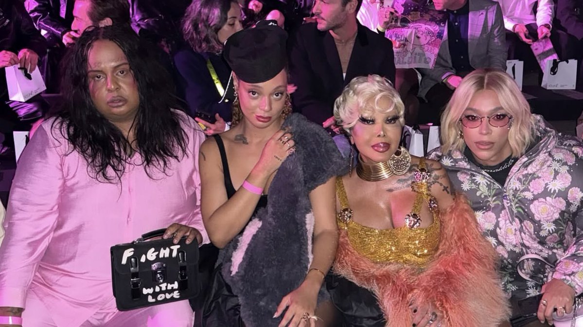 acervourias's tweet photo. PODER! Urias, Jup do Bairro, Marcinha do Corintho e Erika Hilton juntas no desfile da Maldito Paris! ✨ https://t.co/iqxKEWvUL8