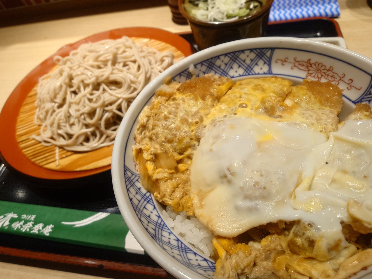 CZR13122's tweet photo. カツ丼も蕎麦も両方食べたかったから仕方ないじゃないですか！ https://t.co/3Y0tKnhleh