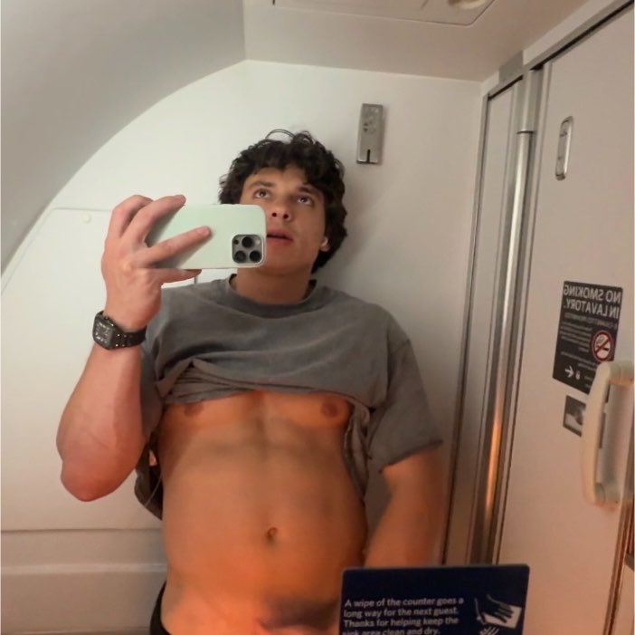 itscjclark69's tweet photo. Was experiencing some turbulence on this flight ;) https://t.co/V66S4StpBW