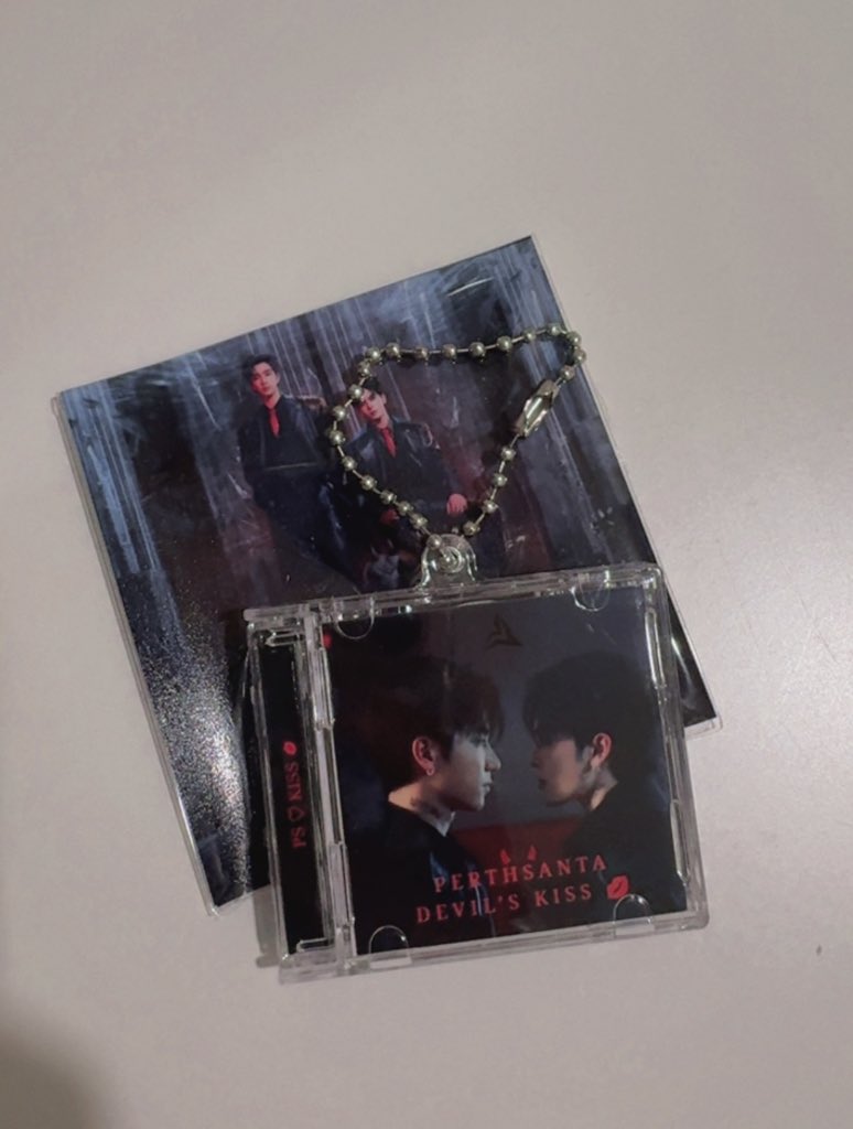 Ppoppy1208's tweet photo. เพิ่งมีเวลาเอาของออกจากถุง มีน้องพวงกุญแจ mini CD นิดหน่อย (กะเวลาผิดเลยไม่ค่อยได้แจก) มีใครอยากได้มั้ยครับ ให้คนที่มาเม้น 13คนแรกนะ เค้าจะส่งให้งับ // ขอด้อมเพิร์ธแซวต้าจริงๆนะคับ 
#PerthSantaConcert https://t.co/wC8iOxy9DU