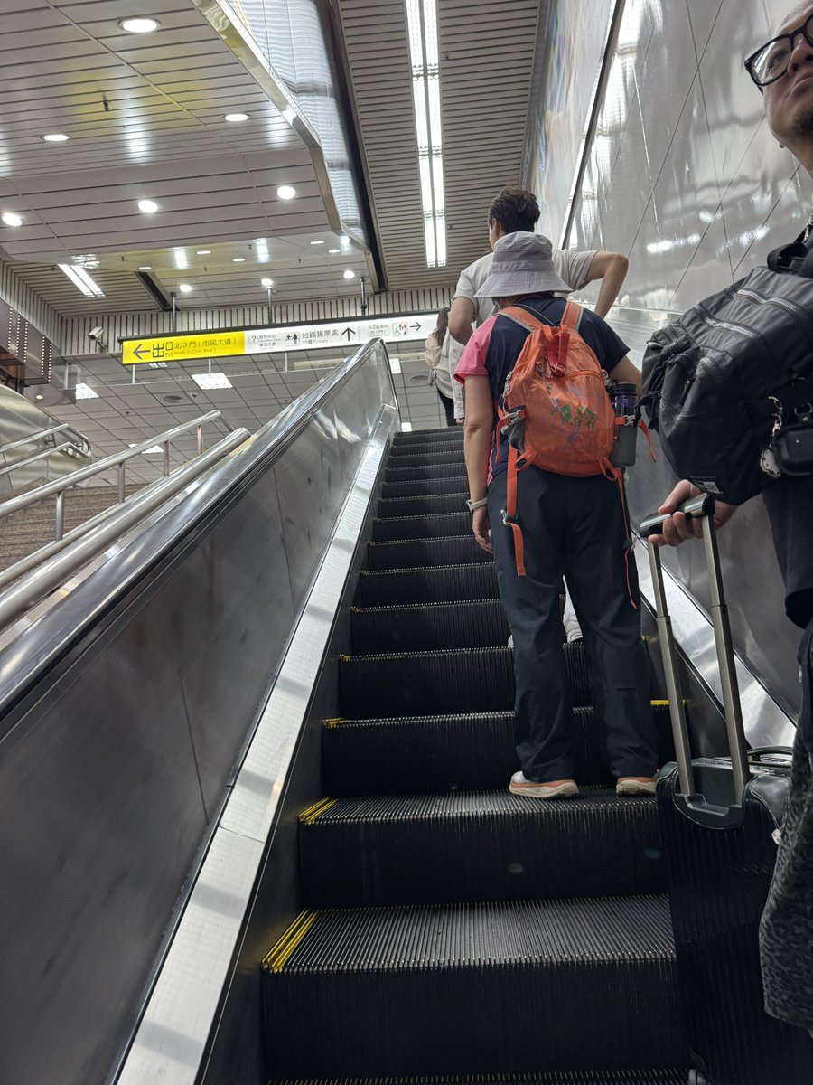 Y69_T20's tweet photo. 台湾のエスカレーターは関西ルール。 https://t.co/PygR9ac1FQ