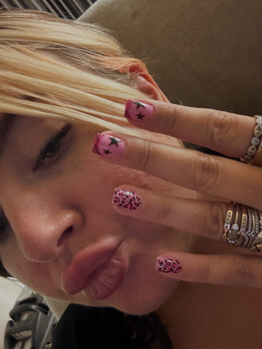 mitthrawnurodeo's tweet photo. getting better @ doing nail art !!!!!!!!!! https://t.co/4Drr2pwqVd