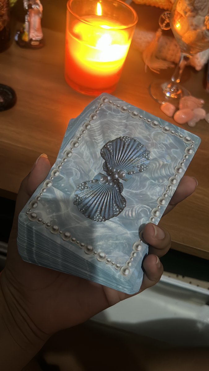 saturnoxnb's tweet photo. Hoje fiz uma leitura apenas com meus oráculos novos, e gente….. que conexão, foi coisa linda. 

Meu namorado que me deuuu
Que coisa etérea, divina, mística…. https://t.co/V8KAg7qqHq