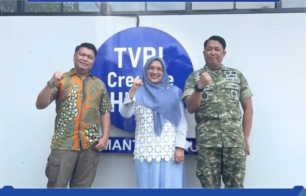 korem091asn's tweet photo. 🇲🇨Kasi Intel Kasrem 091/ASN Kolonel Inf Decky Zulhas mewakili Danrem 091/ASN menghadiri syukuran berakhirnya Piala Dunia 2026 di TVRI Kaltim, Jumat (24/7/2026). Kegiatan menjadi momentum memperkuat sinergi dan kebersamaan di Kalimantan Timur.⚽️

#Korem091ASN #TNIAD #TVRIKaltim https://t.co/bUGpSRhSYK
