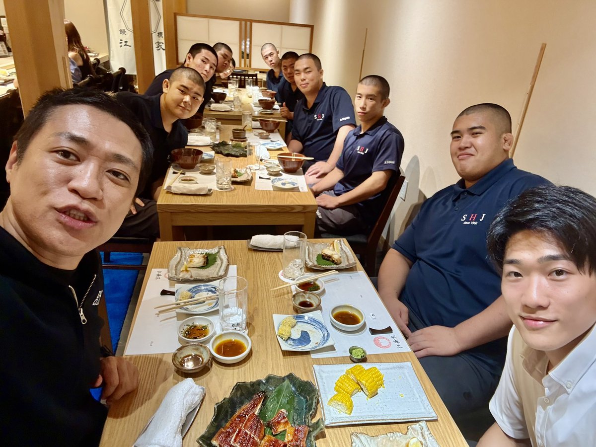 hanawa_bassman's tweet photo. 息子が所属する修徳高校柔道部が今年も金鷲旗に出場しました。

金鷲旗は、全国の高校柔道部が集う日本最大級の団体戦。全国の強豪校が今年も福岡に集まり、熱戦が繰り広げられました。
昨日、ちょうど福岡で仕事だったので、大会が終わったあと、みんなを福岡の名店「江藤家」へ連れて行くことが出来ました^_^
見ていて気持ちいいくらい、みんなお腹いっぱい食べてくれました！

そして今日も朝から福岡大学で、全国から集まった高校との合同練習へ。

身体は大きいですが、本当にみんなかわいいです！

来年は、優勝を目指して頑張ってほしい！

頑張れ修徳！