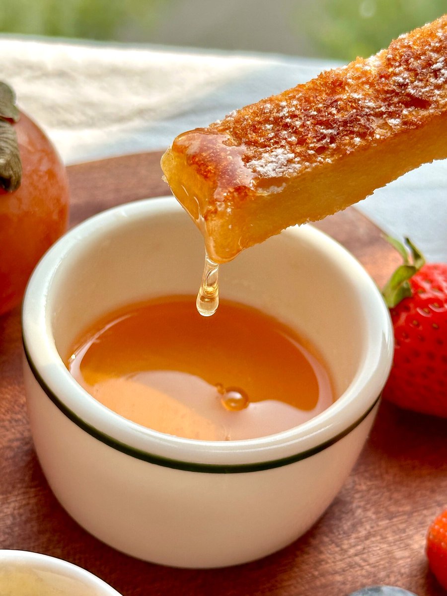 rezn1ck's tweet photo. Sunny brunch vibes: buttery toast topped with ripe strawberries and a drizzle of honey, paired with iced latte—perfect little mid-morning pick-me-up , https://t.co/nxxLDe9BQu